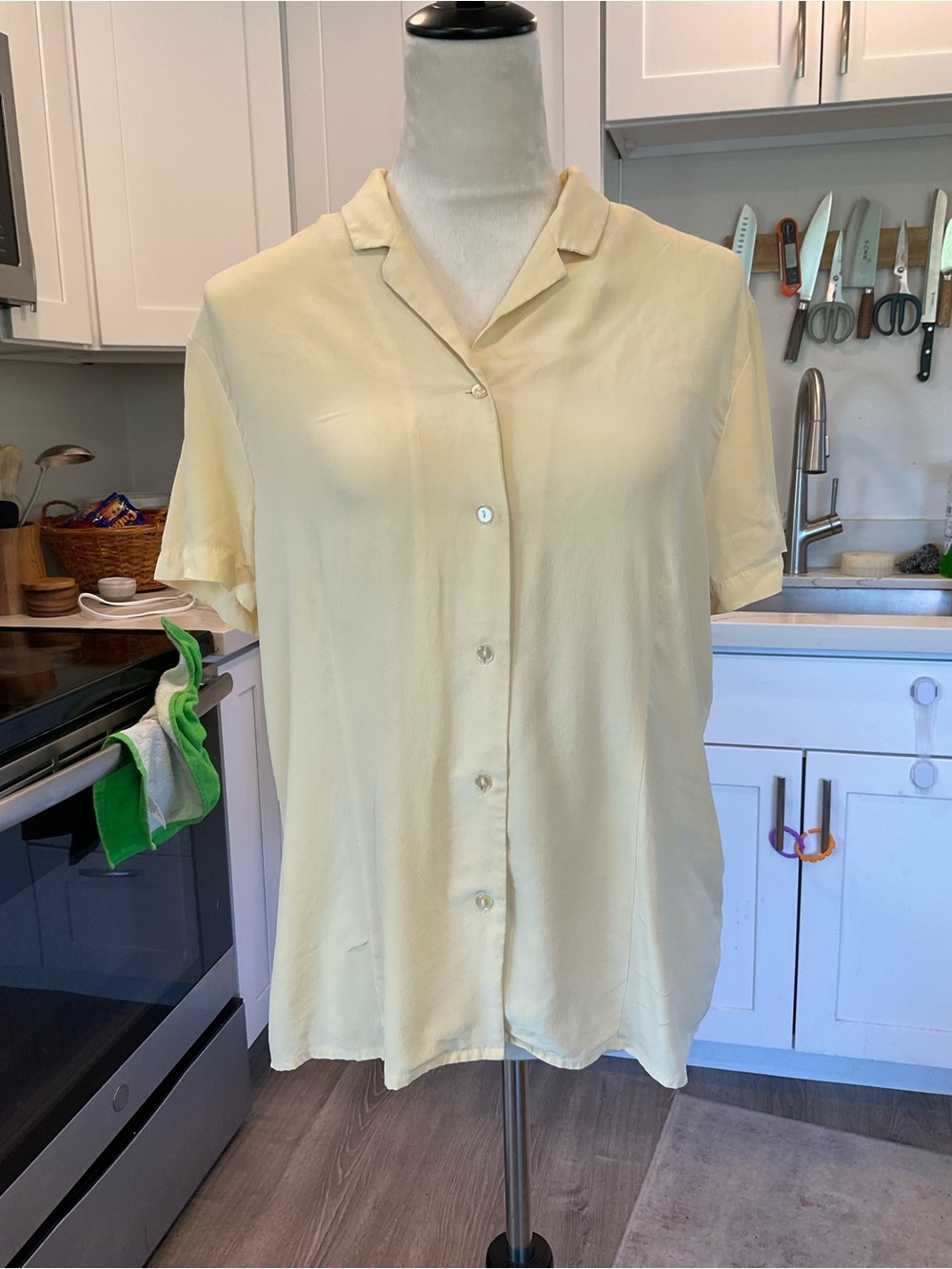 Butter Yellow 100% Silk Short-Sleeve Button-Front Blouse Size Large Classic Chic